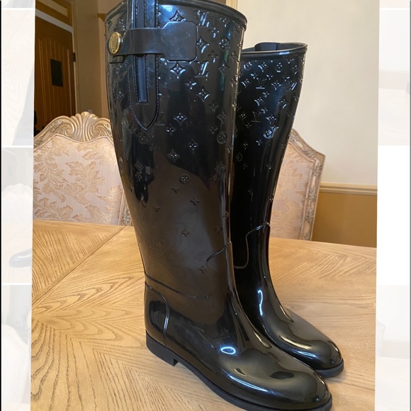 ❤️ Authentic Louis Vuitton Black Rain Boots - Picture 2 of 13